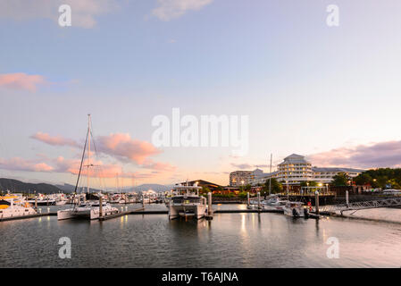 Atmosphärische Blick auf Cairns Marina bei Sonnenuntergang, Trinity Inlet, Far North Queensland, FNQ, QLD, Australien Stockfoto