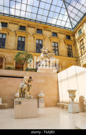 Paris/Frankreich - 04 April 2019. Antiken Skulptur in Cour Marly Raum im Louvre, Paris, Frankreich, Europa Stockfoto