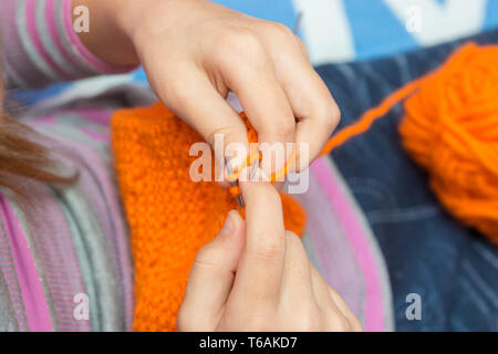 Draufsicht der Kinder Hände zu stricken mit Nadeln Stockfoto