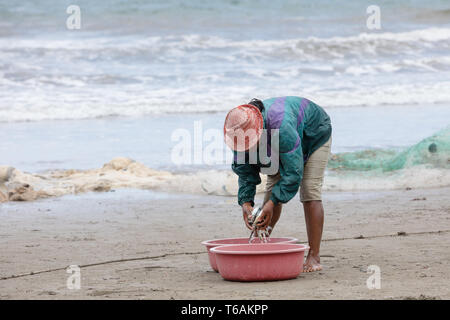 Native madagassischen Fischern Angeln am Meer, Madagaskar Stockfoto