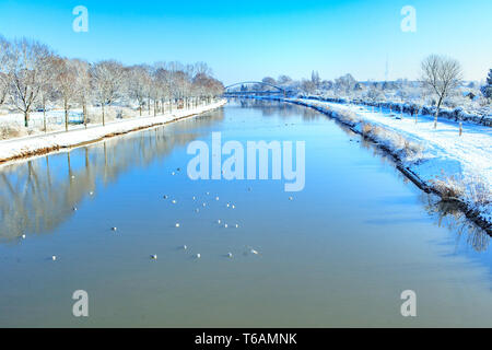 Die malerische Landschaft des Flusses verschneiten Ufer Stockfoto