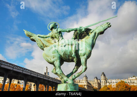 Statue am Bir-Hakeim-Brücke in Paris Stockfoto