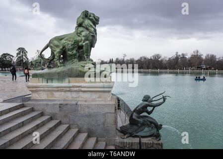 Statuen über Teich vor Monument Alfonso XII im Parque del Buen Retiro - Retiro Park in Madrid, Spanien Stockfoto