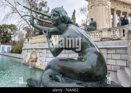 Bronze Skulptur von Mermaid über Teich vor Monument Alfonso XII im Parque del Buen Retiro - Retiro Park in Madrid, Spanien Stockfoto