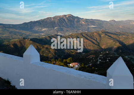 Blick auf den Mount Maroma von Castillo de Comares, Axarquia, Andalusien, Costa del Sol. Spanien Stockfoto