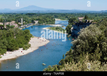 Saint-Martin-d'Ardèche (Frankreich) und deren Suspension Bridge gesehen aus dem Dorf Aigueze. Kajaks und Touristen auf dem Fluss Stockfoto