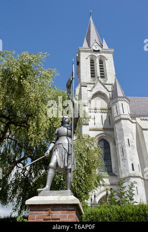 Bouvines (Nordfrankreich): Statue von Jeanne d'Arc vor der Kirche Stockfoto