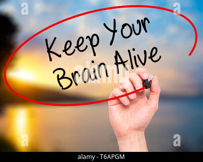 Mann Hand schreiben Ihr Gehirn lebendig mit schwarzem Marker auf die visuelle Anzeige halten Stockfoto