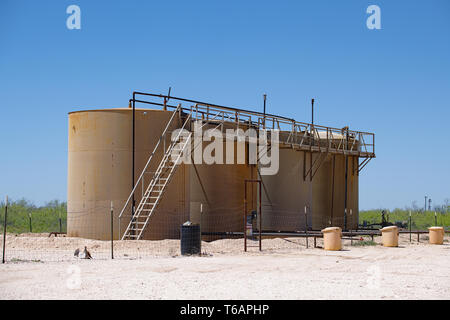 Midland County, Texas, USA - 21. April 2019: Tank Batterien für Erdöl und Abwasser Lagerung in der Permian Ölfeld verwendet. Stockfoto