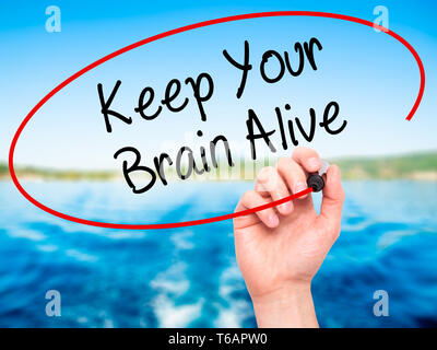Mann Hand schreiben Ihr Gehirn lebendig mit schwarzem Marker auf die visuelle Anzeige halten Stockfoto