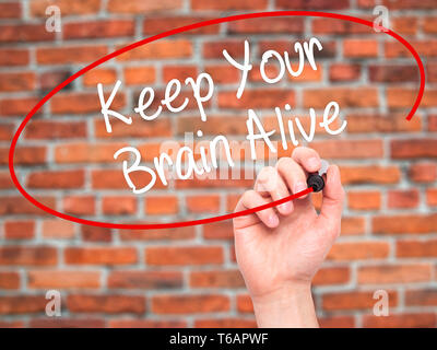 Mann Hand schreiben Ihr Gehirn lebendig mit schwarzem Marker auf die visuelle Anzeige halten Stockfoto