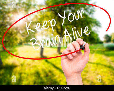 Mann Hand schreiben Ihr Gehirn lebendig mit schwarzem Marker auf die visuelle Anzeige halten Stockfoto