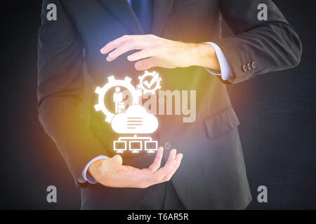 Zusammengesetztes Bild des Innenfeldes eines Geschäftsmannes präsentiert mit seinen Händen Stockfoto