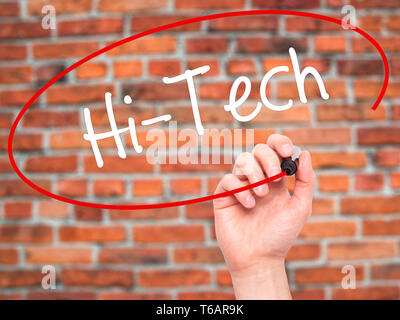 Hand Hi-Tech schreiben mit schwarzem Marker auf visuelle Bildschirm. Stockfoto
