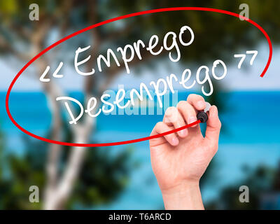 Mann Hand schreiben Emprego Desemprego (Beschäftigung - Arbeitslosigkeit in Portugiesisch) mit schwarzem Marker auf visuelle Bildschirm. Stockfoto