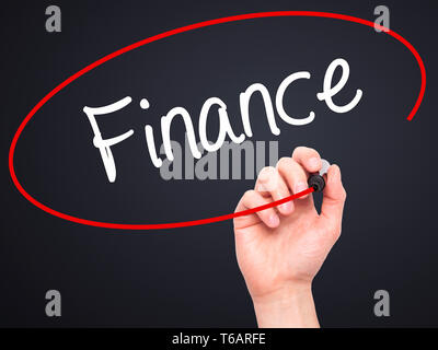 Mann Hand schreiben Finance mit schwarzem Marker auf visuelle Bildschirm. Stockfoto