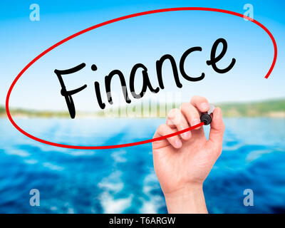 Mann Hand schreiben Finance mit schwarzem Marker auf visuelle Bildschirm. Stockfoto