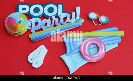 Pool Party im 3D-Text mit pool Objekte auf rotem Hintergrund Stockfoto