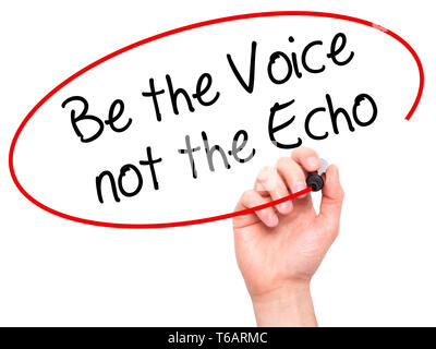 Mann Hand schreiben die Stimme, nicht das Echo mit schwarzem Marker auf visuelle Bildschirm. Stockfoto