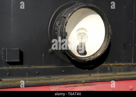 Scheinwerfer eines alten Lokomotive in den Hafen von Magdeburg. Stockfoto