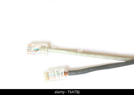 Zwei Computer-Netzwerk-Kabel. RJ45-Stecker. Isoliert auf weiss Stockfoto