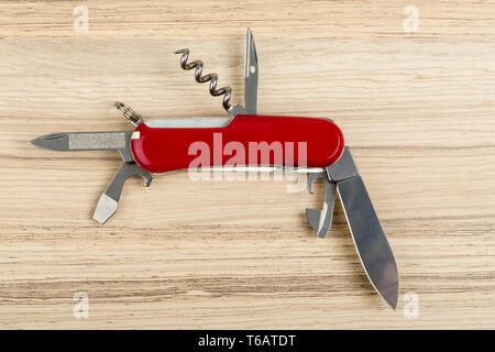 Multipurpose Messer auf Holz- Hintergrund Stockfoto