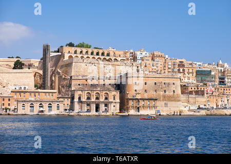 Der Blick auf die Hauptstadt Valletta Befestigungsanlagen aus dem Wasser des Grand Harbour. Malta Stockfoto