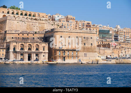 Der Blick auf die Hauptstadt Valletta Befestigungsanlagen aus dem Wasser des Grand Harbour. Malta Stockfoto