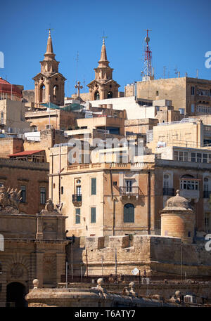 Der Blick auf die Wohnhäuser von Valletta mit zwei Glockenturm der St. Paul's Kirche, Malta Stockfoto