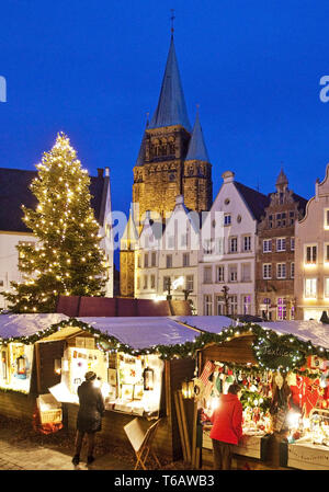 Weihnachtsmarkt mit St. Laurentius Kirche, Warendorf, Münsterland, Nordrhein-Westfalen, Deutschland Stockfoto