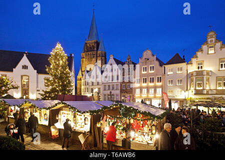 Weihnachtsmarkt mit St. Laurentius Kirche, Warendorf, Münsterland, Nordrhein-Westfalen, Deutschland Stockfoto