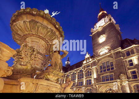 Beleuchtete Rathaus Elberfeld mit Jubiläum Brunnen, Wuppertal, Nordrhein-Westfalen, Deutschland Stockfoto