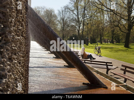 Die Graduierung arbeitet im Kurpark im Frühjahr, Bad Sassendorf, Nordrhein-Westfalen, Deutschland Stockfoto