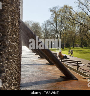 Die Graduierung arbeitet im Kurpark im Frühjahr, Bad Sassendorf, Nordrhein-Westfalen, Deutschland Stockfoto