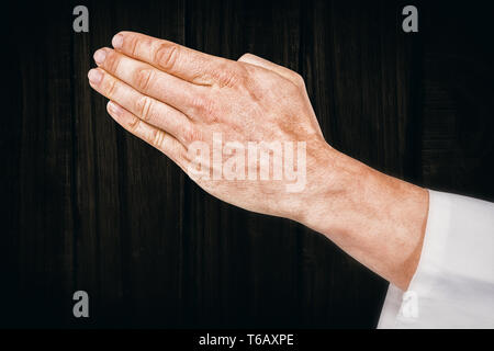 Zusammengesetztes Bild des Karate Spieler machen Handbewegung auf weißem Hintergrund Stockfoto