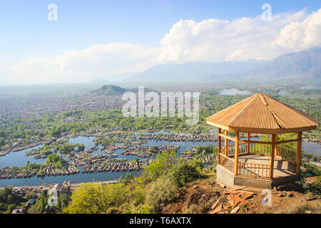 Aussichtspunkt auf die Shankracharya Hügel mit Blick auf die Stadt Srinagar und Hausboote in Dal Lake von oben Stockfoto