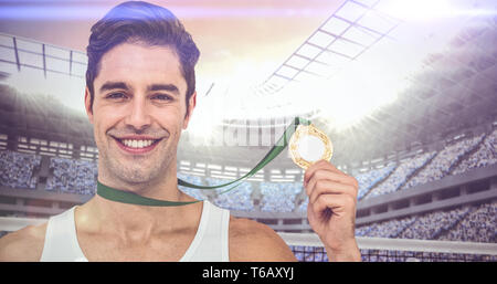 Zusammengesetztes Bild des Athleten posiert mit Goldmedaillen um den Hals Stockfoto