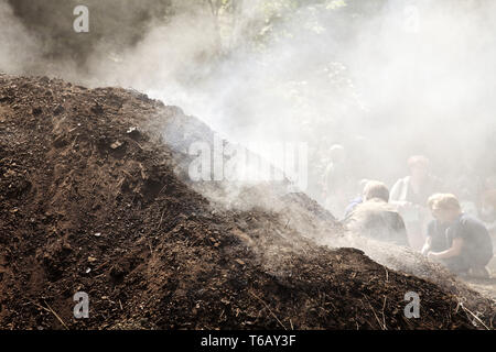 Rauchen Holzkohle Pile, Ennepetal, Ruhrgebiet, Nordrhein-Westfalen, Deutschland Stockfoto