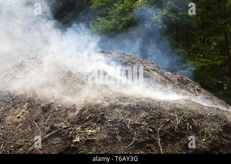 Rauchen Holzkohle Pile, Ennepetal, Ruhrgebiet, Nordrhein-Westfalen, Deutschland Stockfoto