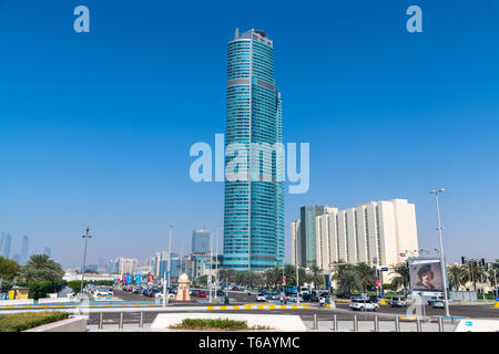 Abu Dhabi, VAE - 29. März. 2019. Stadtbild - Wolkenkratzer und Auto auf Corniche Road Stockfoto