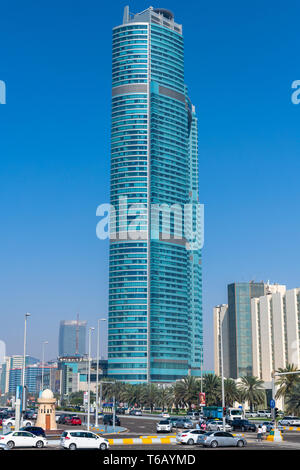 Abu Dhabi, VAE - 29. März. 2019. Stadtbild - Wolkenkratzer und Auto auf Corniche Road Stockfoto