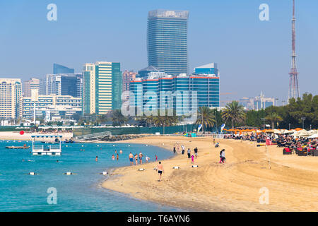 Abu Dhabi, VAE - 29. März. 2019. Die Menschen auf den Strand der Stadt entlang der Corniche Road Stockfoto
