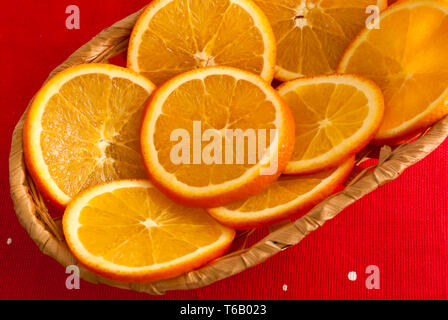 Scheiben einer Orange in einem Korb Stockfoto