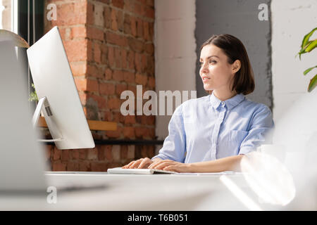 Dabei Arbeiten am Computer Stockfoto