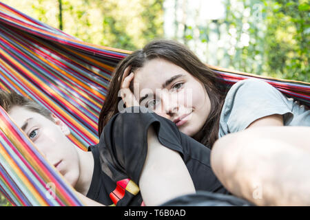 Nahaufnahme von zwei Geschwistern in einer Hängematte zu legen Stockfoto