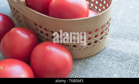 Rote Tomaten in Korb, Nahaufnahme Stockfoto