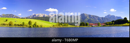 Breites panorama Landschaften in Bayern mit Alpen Berge und See Stockfoto