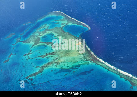 Luftaufnahme von einem schönen Türkis Coral Reef, einem beliebten Nacht oder Liegeplatz Ort für Rotes Meer tauchen in der Nähe von El Gouna und Hurghada in Ägypten. Stockfoto