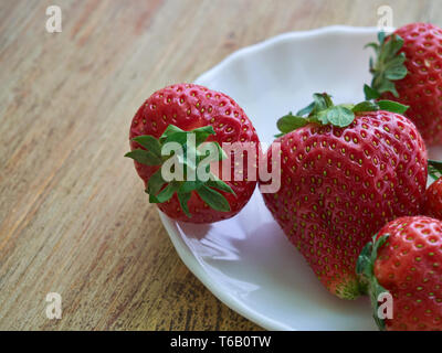 Erdbeeren in eine weiße Platte. Stockfoto