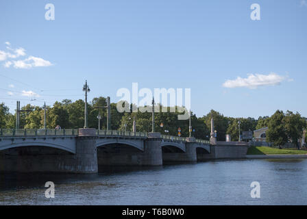 Sommer-Blick auf die Brücke über den Fluss Stockfoto